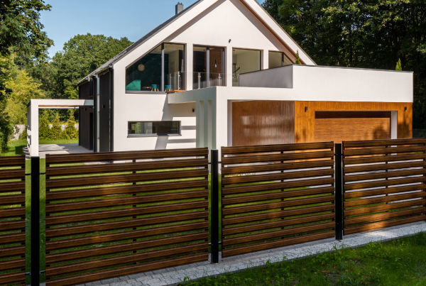 Modern fence trend in front of modern house